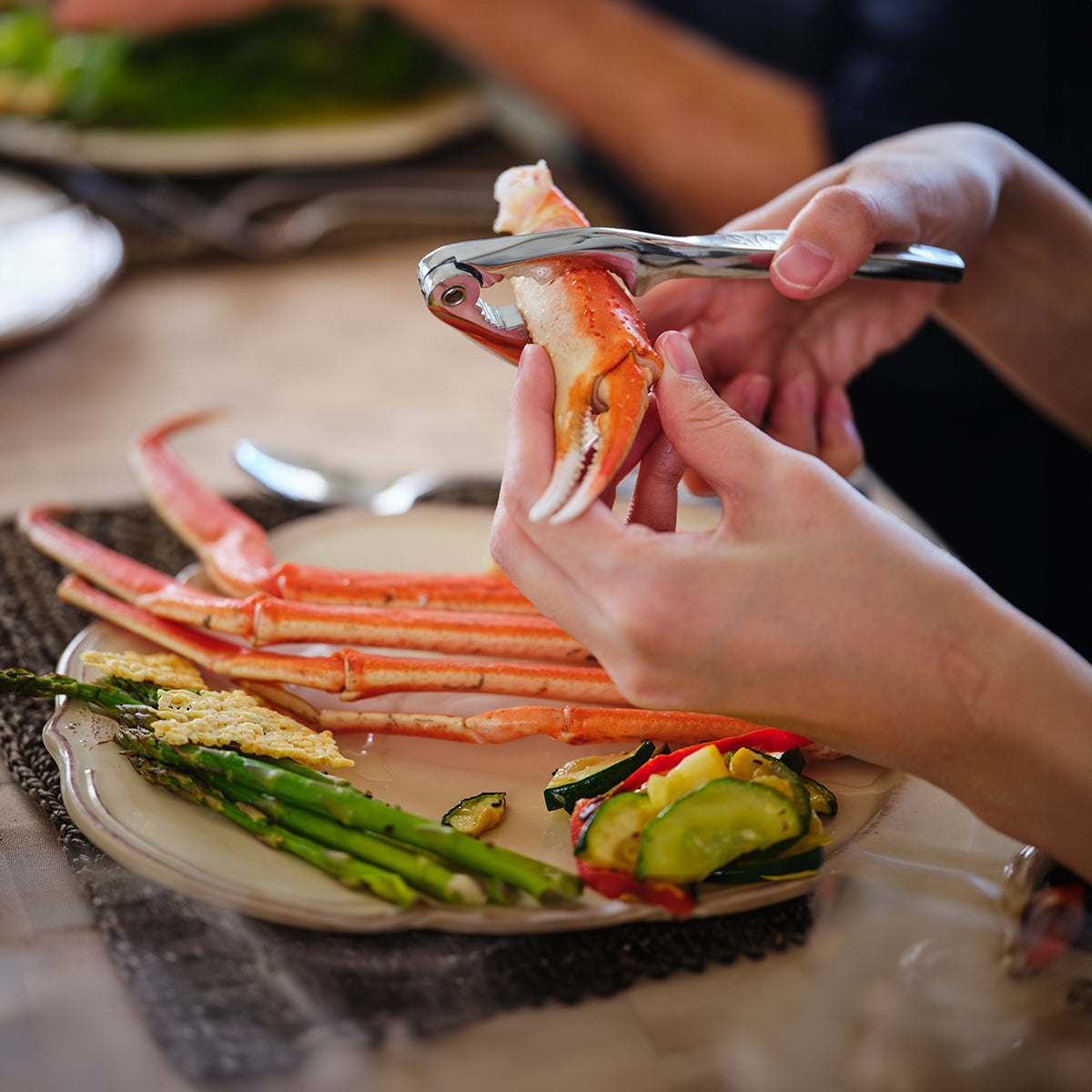 Frozen Cooked Canada Snow Crab ( size 5-8 , 10 lb / case )